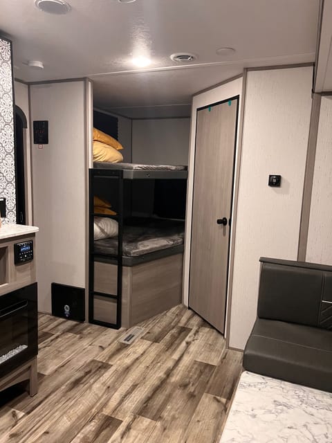 2022 Dutchmen Coleman Lantern Travel Trailer Towable trailer in Eaton