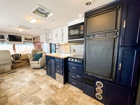 Beautiful Remodeled Home feeling Itasca Sunova Class A 35' RV with 2 slides Drivable vehicle in Yorba Linda