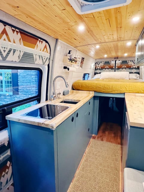 Sunrise Van Adventures - VANNA WHITE 4X4 Campervan in Newberg