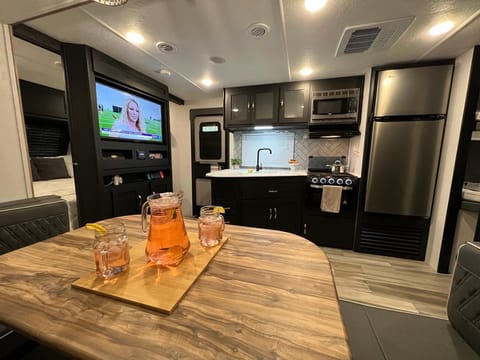 "The Suite Spot"  2022 Coachmen Freedom Express Ultra Lite 257BHS Towable trailer in Hitchcock