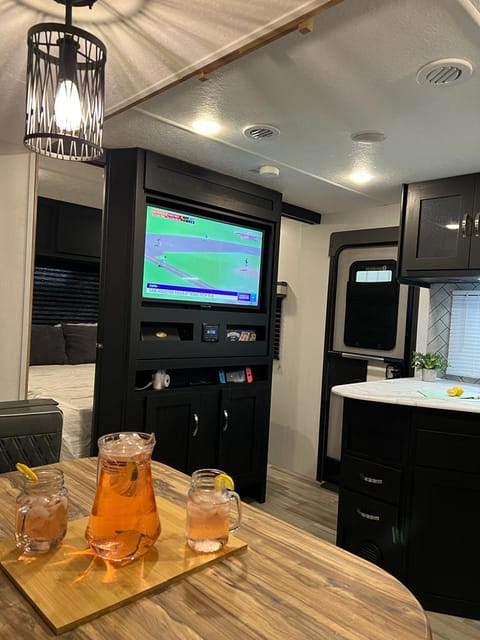 "The Suite Spot"  2022 Coachmen Freedom Express Ultra Lite 257BHS Towable trailer in Hitchcock