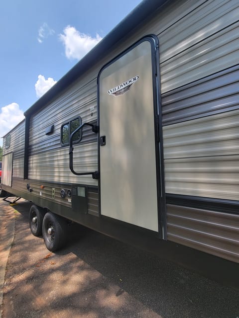 Family and Pet Friendly Travel Trailer - 2019 Forrest River Wildwood Tráiler remolcable in LaGrange