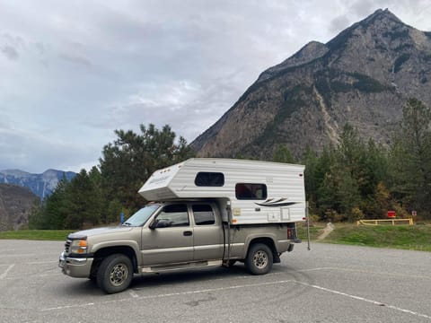 4x4 GMC Sierra 2500HD with Adventurer Truck Camper Drivable vehicle in Nanaimo