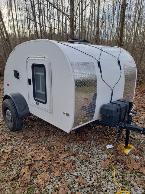 Spare Bedroom for Extra Holiday Space. Cozy and warm...pike the kids in here or get some "me soa The dual screened/insulated doors makes egress easy!