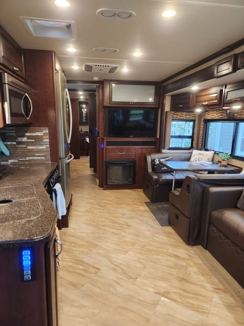 2017 Fleetwood Bounder 36H - Sleeps 9, Lots of Amenities Drivable vehicle in Kalispell