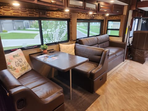 2017 Fleetwood Bounder 36H - Sleeps 9, Lots of Amenities Drivable vehicle in Kalispell