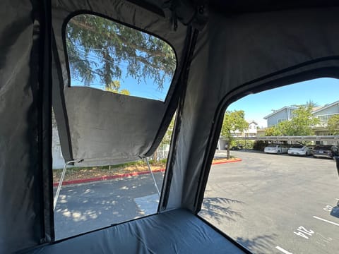 Land Rover Defender 110 with Roof Tent Fahrzeug in Milpitas