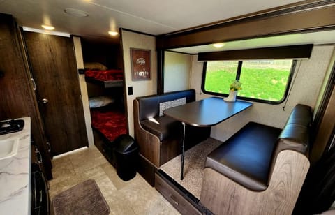 Dinette that converts to sleep 1-2