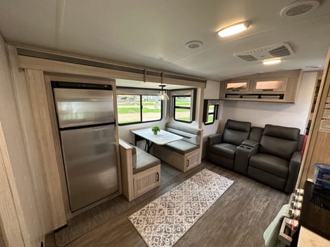 Texas Traveler - 2022 Twilight Signature - 2 AC units! - delivery available Towable trailer in Seguin