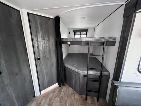 2023 Keystone Rolling Stone - double entry & large bunks Towable trailer in Laredo