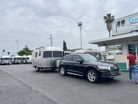 like new 2023 Airstream Bambi 16ft sleeps 4 Remorque tractable in Tustin