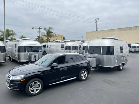 like new 2023 Airstream Bambi 16ft sleeps 4 Rimorchio trainabile in Tustin