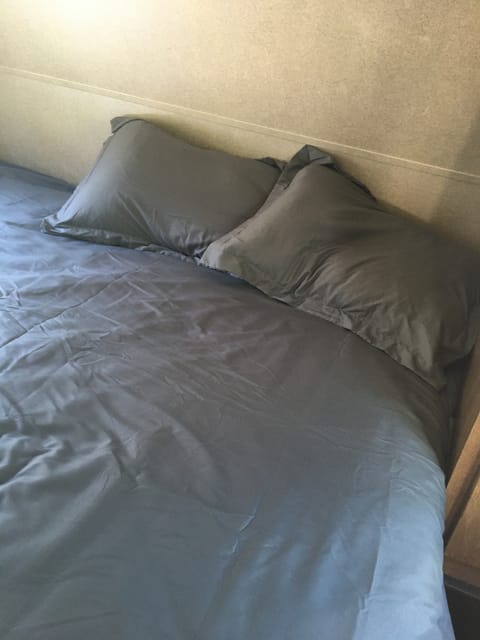 Queen private bedroom, brand new mattress 