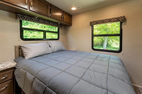 2019 Jayco Redhawk- Glamping Heaven! Drivable vehicle in Hermitage