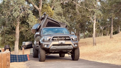 2013 toyota tacoma and roof toptent setup. Véhicule routier in San Lorenzo