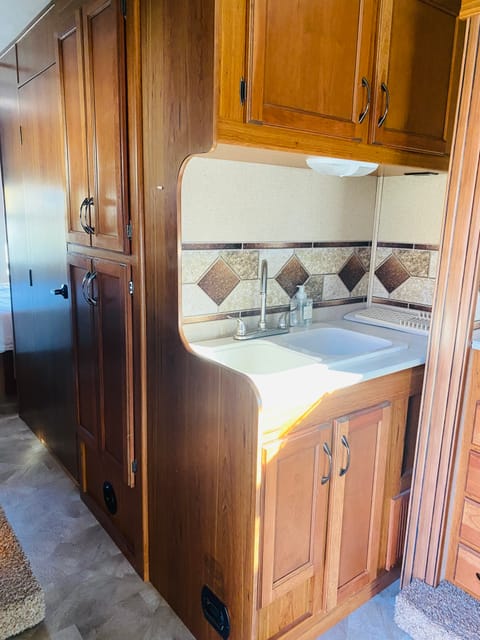 2016 Jayco Redhawk Class C Motorhome, perfect for young families! Drivable vehicle in Caldwell