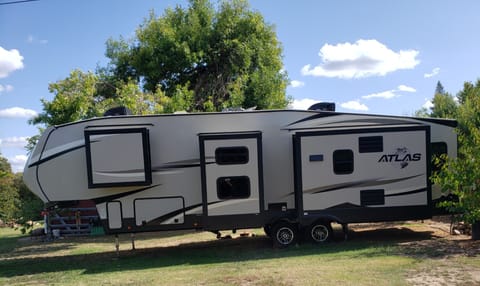 Beautiful fifth wheel with all the amenities! 2019 Dutchmen Atlas Rimorchio trainabile in Roseville