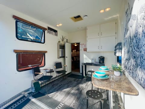 The Glamper | Spacious 5th Wheel Towable trailer in Temple