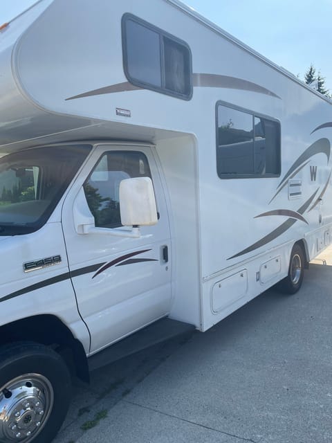 2008 Winnebago 24Ft. Updated interior with soft bedding and towels. Drivable vehicle in Nanaimo