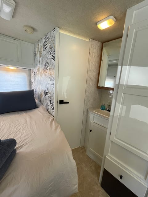 2008 Winnebago 24Ft. Updated interior with soft bedding and towels. Drivable vehicle in Nanaimo