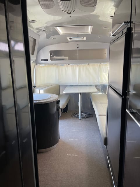 2014 Airstream International Onyx Ziehbarer Anhänger in Lakewood