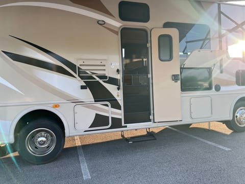 2016 Thor Class A - sleeps 8 (4 beds +2 bunks), pet-friendly, outdoor tv Drivable vehicle in Jefferson County