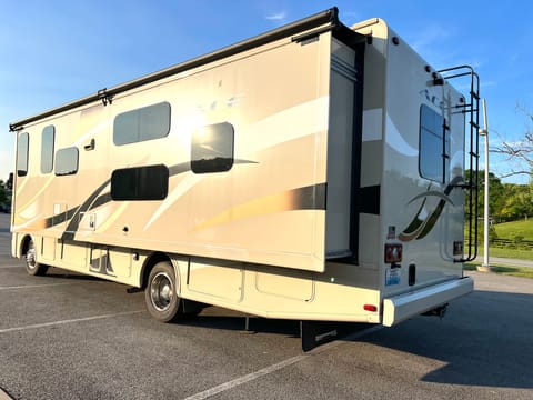 2016 Thor Class A - sleeps 8 (4 beds +2 bunks), pet-friendly, outdoor tv Drivable vehicle in Jefferson County