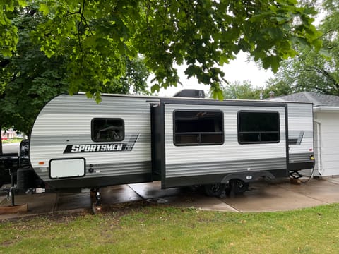 2022 KZ Sportsmen travel trailer that sleeps 6 Towable trailer in Ashwaubenon