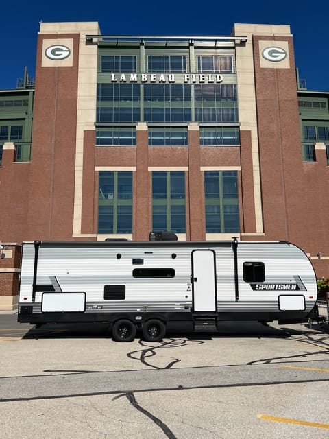 A minutes walk to Lambeau! Book this unit for the next packers home game. 