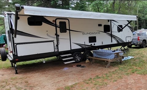 2020 Sundance Ultra Lite has Two Flat screens ,bedroom, and asuper cold AC Towable trailer in Sanford