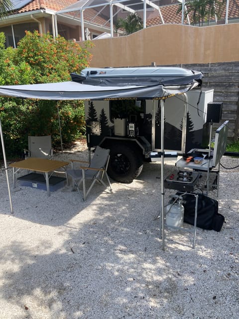 2022 Runaway Camper Venturist with James Baroud Rooftop Tent Remorque tractable in Hialeah