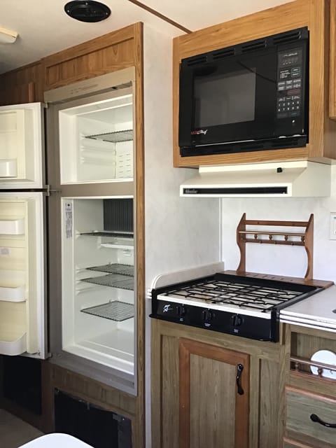 2000 cavalier sleeps 6 fully furnished drop off pick up Towable trailer in Wyoming
