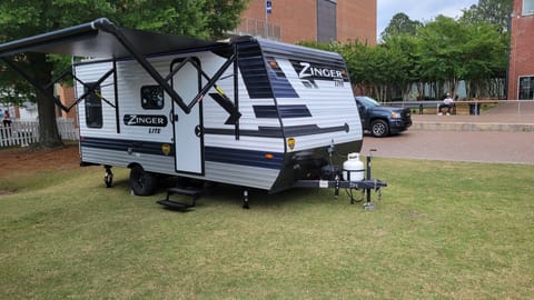 Pet Friendly Zinger Light Towable trailer in Phenix City