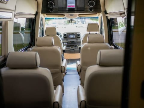 GORGEOUS!!  2019 Ultimate Toys Ultimate Presidential Sprinter Véhicule routier in Southlake