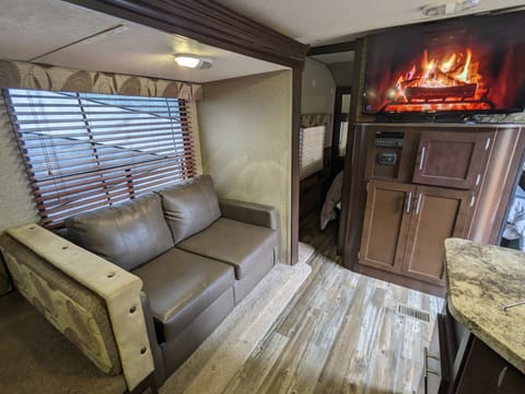 2015 Cherokee Travel Trailer. With large slide and a hot tub. Towable trailer in Vancouver
