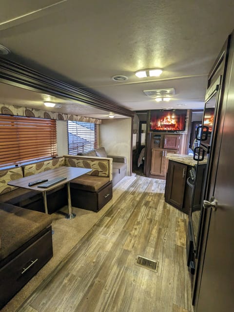 2015 Cherokee Travel Trailer. With large slide and a hot tub. Remorque tractable in Vancouver