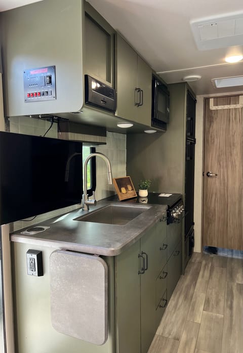 Stunning Bunkhouse Towable trailer in Midway