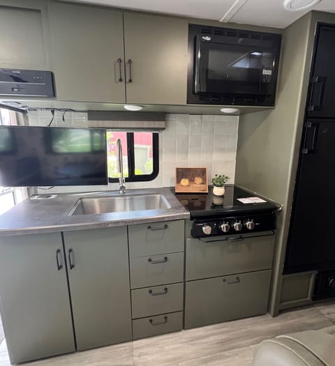 Stunning Bunkhouse Towable trailer in Midway