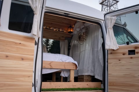 “Yeti’s Snowbound Haven: Ultimate Outdoor Escape!” Campervan in Hillsboro