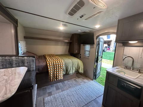 2019 Keystone Hideout 176LHS - Sleeps 6 - 21 Feet Towable trailer in Corona