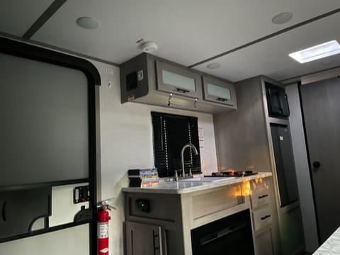 2023 Dutchmen Coleman Lantern LT Towable trailer in Oakdale