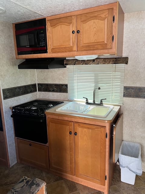 Perfect Montana campin' rig! Sleeps 8! Has twin over full bunk in back. Towable trailer in Somers