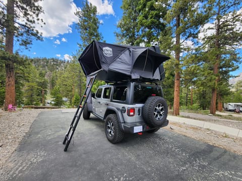 2021 Jeep Wrangler Rubicon Overland Adventure Rig Silver - CVT rooftop tent Vehículo funcional in Green Valley North