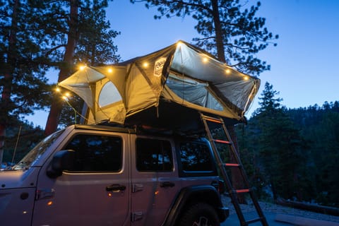 2021 Jeep Wrangler Rubicon Overland Adventure Rig Silver - CVT rooftop tent Vehículo funcional in Green Valley North