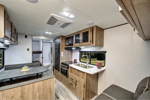 Beautiful 2022 Pioneer Travel Trailer - sleeps 8! Tráiler remolcable in Mission Bay