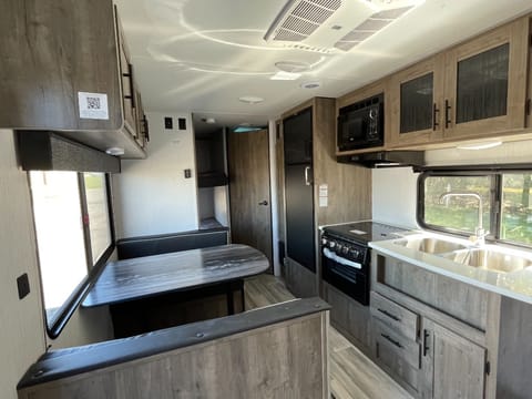 Beautiful 2022 Pioneer Travel Trailer - sleeps 8! Tráiler remolcable in Mission Bay