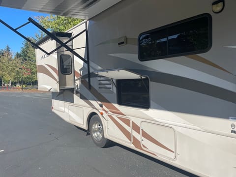 2014 THOR A.C.E. Motorhome 30ft Drivable vehicle in Lake Oswego