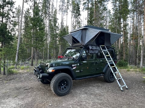 Smittybilt hard shell pop up roof top tent with gusseted awnings on all 4 sides 