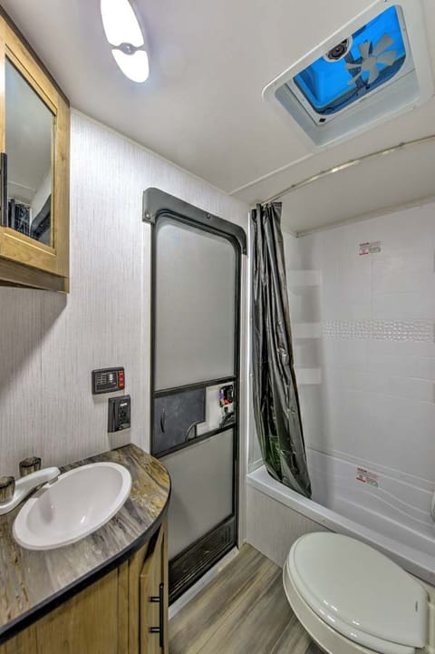 Room for 2, shower and bath...extra door for easy access! 