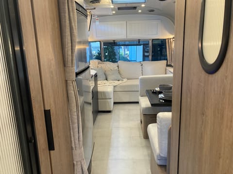 Have a glamping adventure in this 2022 Airstream Pottery Barn Edition! Rimorchio trainabile in Willow Glen
